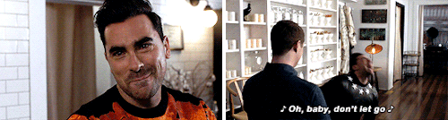 kingunderthecarpark:elektranatchios:Patrick and David serenading each other (4.06 / 4.09)♪ In your h