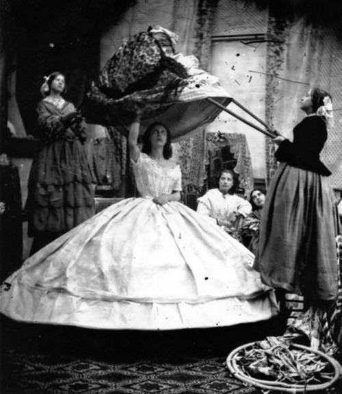 Séance de pose d'une crinoline, vers 1860.