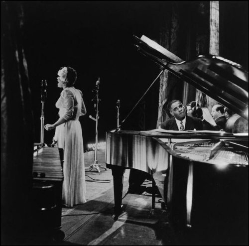 themaninthegreenshirt:Billie Holiday and Art Tatum. at the first jazz concert to be held at the Metr