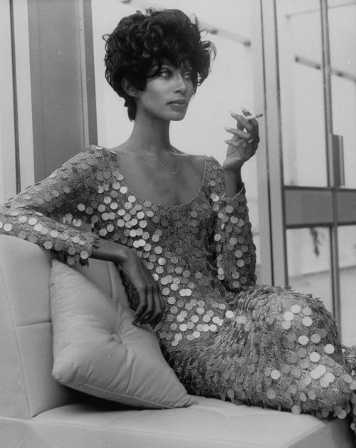 modaobsesionada:  Donyale Luna, One Of The Worlds First Black Super Models. Know Your Fashion History, Look Her Up.