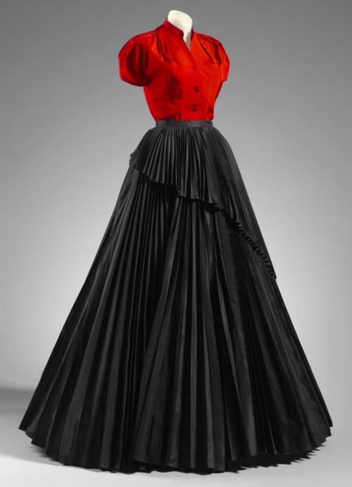 fashionsfromhistory: Evening Ensemble Christian Dior Fall/Winter 1952 National Gallery of Victoria