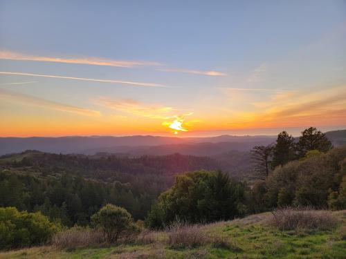 oneshotolive:  Sunset from California’s Russian Ridge Open Space Preserve looking west toward the Pacific Ocean [OC] [4000x3000] 📷: lnfinity 