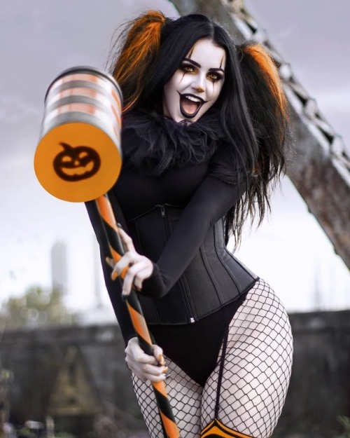 megazeo:  “Oh hiya, B-Man. Harley Quinn here! How do ya like my new uniform? Pretty hot, huh?”Cosplayer: Angelica Rose (Draculangelica).Character: Harley Quinn (Halloween Version), DC Comics.Source: Instagram.