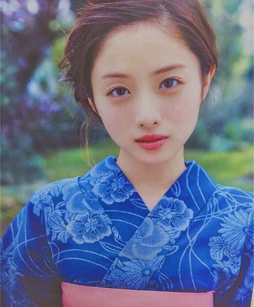 taishou-kun: Ishihara Satomi 石原さとみ in blue yukata - Japan - 2000s Source tweez.net/sakiiiiii323/