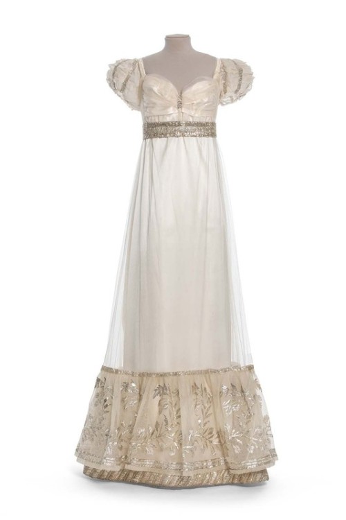 fripperiesandfobs:Court dress, 1810-30From Les Arts Décoratifs
