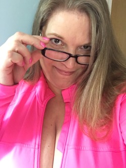 curvy-cougar69:  I fucking love PINK!!!!