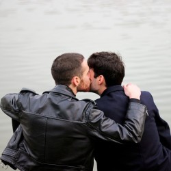 omgaylove:  http://omgaylove.tumblr.com/