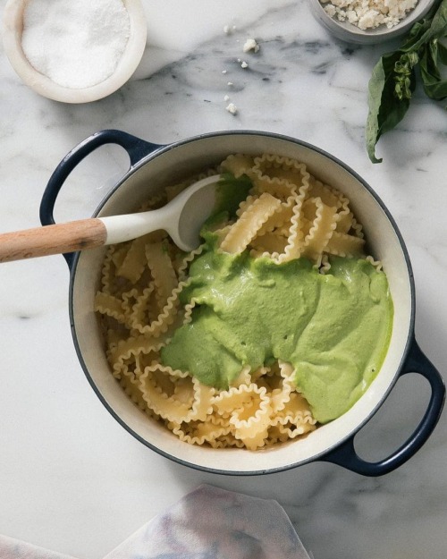 mochimallow:Tallarines Verdes - a Peruvian creamy pasta dish with spinach and basil@acozykitchen via