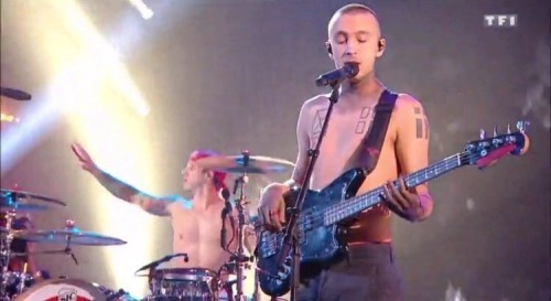 11pilots:tyler played shirtless tonight and i! am! living!