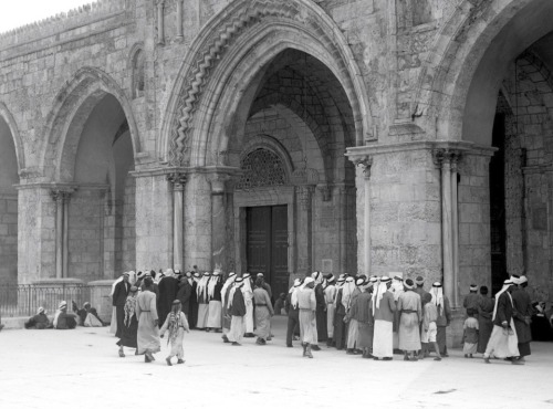 theisticimpressions: Fascinating photos of Jerusalem, Palestine in the 1930s when Muslims, Christian