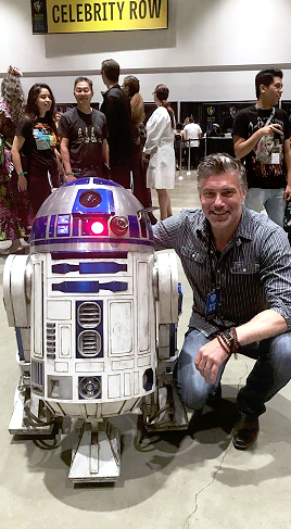 drinkyourjuiceshelby:  ansonmountdaily:Anson Mount taking pictures with fans and R2-D2 at Silicon Valley Comic Con in San Jose, California, USA - August 17 2019 - Credit: [x] [x] [x] [x]  He cute