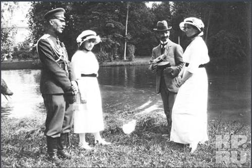 themauveroom:Grand Duchesses Maria and Anastasia with Pierre Gilliard on the lake at the Alexander