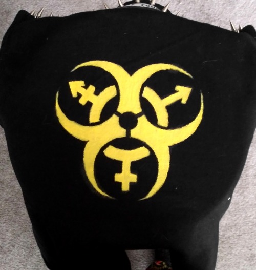 artsydudejude: first painted-on addition to my vest! didn’t wanna go out and find fabric for a diy b