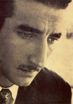 el-escritor-sombrilla:  Un día como hoy, pero de 1999, murió el gran poeta mexicano Jaime Sabines. Pero en sus letras, en sus versos y en sus memorias continua con nosotros. No se ha ido ni se irá jamás de nuestro lado. Gracias por todo lo que nos