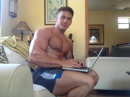 muscle-addicted:  Adam Charlton 