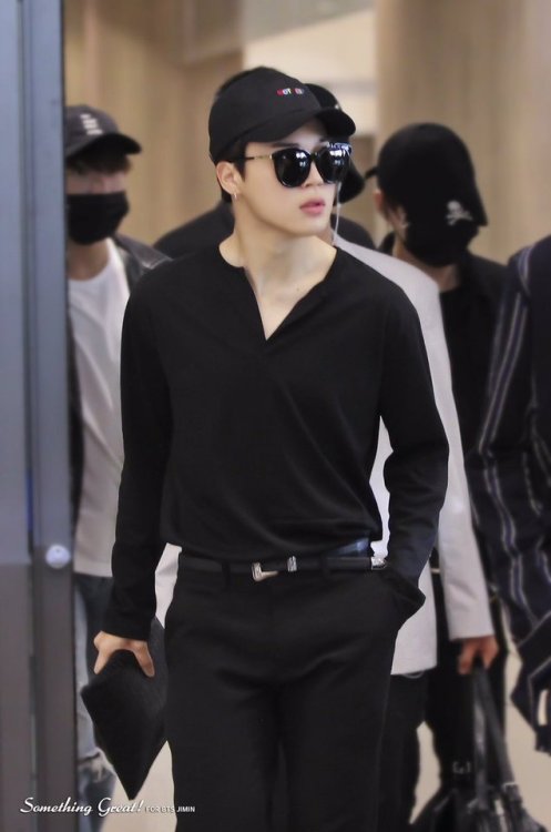 princejimineee: Wearing all black should be illegal for Park Jimin. 