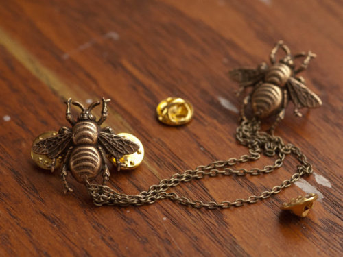 wickedclothes:Bronze Bee Collar ClipDecorate your collar with this adorable little honey bee clip. A