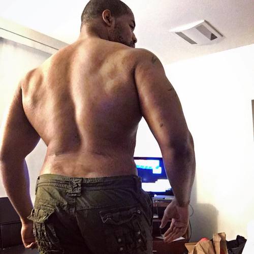 dethickness:  thickchocolatecity:  He’s so damn sexy! 