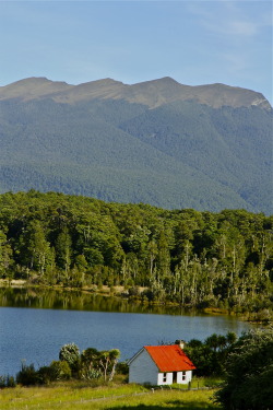 cabinporn:  Lake cabin near Milford, NZ.