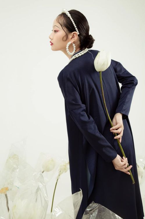 Việt phục mixed with modern haute couture fashion is an interesting blend, because it showcases how 