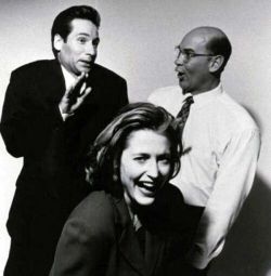 Hippygirl14:    David Duchovny Gillian Anderson And Mitch Pileggi Goofing Around