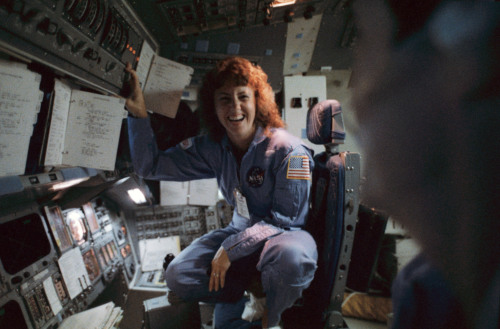 Christa McAuliffe en el simulador (NASA).