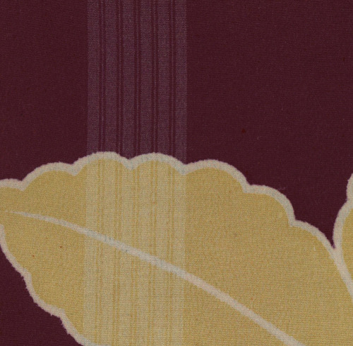 Kimono Taisho (1912-1926) A dry-to-the-touch chirimen silk kimono featuring fatsia leaf motifs and v