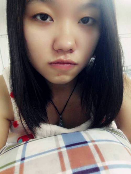 yangliwei123998: 网友投稿，自己的室友，会在卫生间自慰，这是从室友手机里找的