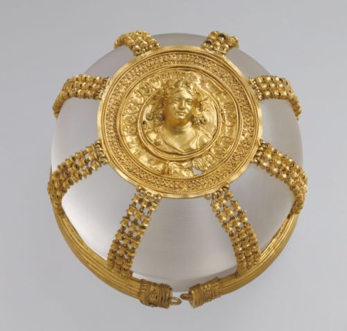 historyarchaeologyartefacts:Hellinistic gold openwork hairnet with medaillon, Greece, ca 200-150 B.C