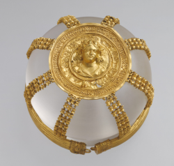 historyarchaeologyartefacts:Hellinistic gold openwork hairnet with medaillon, Greece, ca 200-150 B.C.[960 x 860]