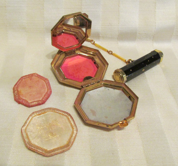 zynab1929:  1920s compact purses - girls would carry their powder, rouge and/or lipstick