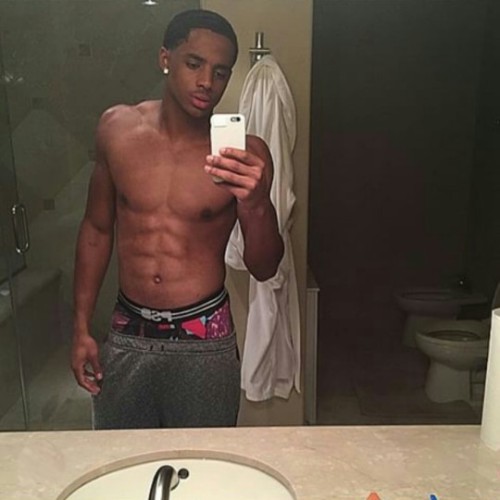 downtofuck513: lamarworld1:(PART 1) Cordell Broadus bulge Like wen u see it Bruh look like two diff