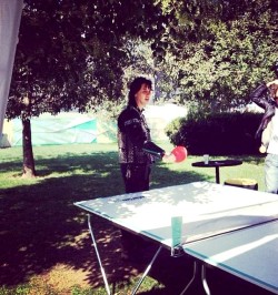 procrastinationphd:  amyjulianlee:Jules playing ping-pong !!!  OMG where has this picture been hiding ^-^