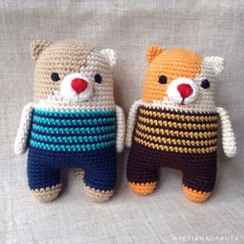 When I need break from knitting I crochet Here are 2 cats I made some time ago: beige is for my frie