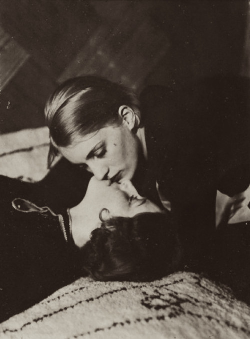 la-femme-terrible: Lee Miller and friend, 1930 Man Ray