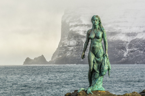 krinkshame:social-justice-greenknight:krinkshame:KópakonanSeal Woman or Selkie statueMikladalur, Far