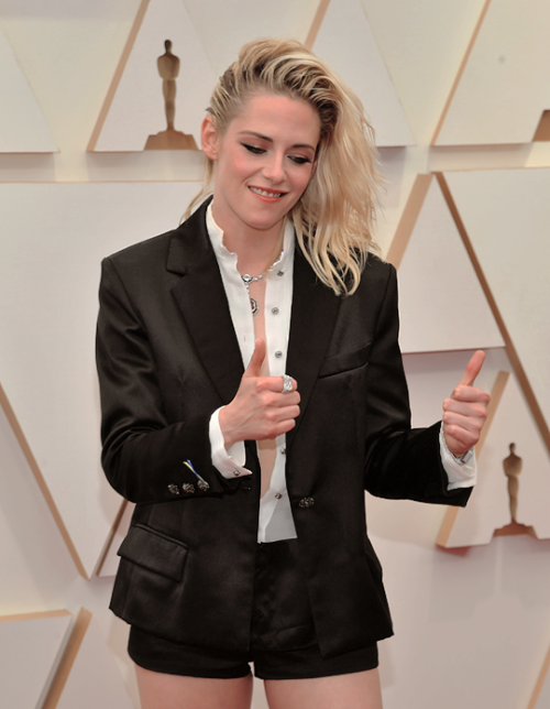 kristen stewart on the red carpet outside the dolby theater for the 94th academy awards in los angel