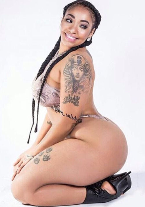 hcfmodels:  insanebodiez:  ChelaPowerful Thickness  Mind blowing thickness and beauty.