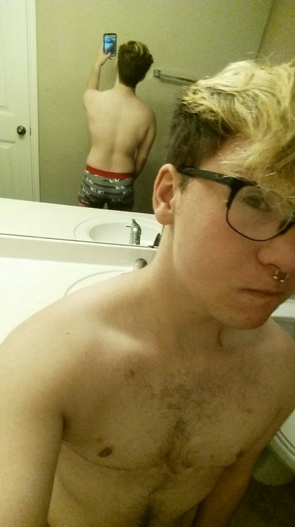 babyqueerby:  Nice pic of my backside from December feat some hickies and booty ;)