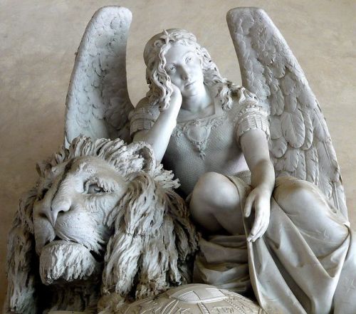 angelsinart:   Angel and Lion statue at Basilica di Santa Croce di Firenze