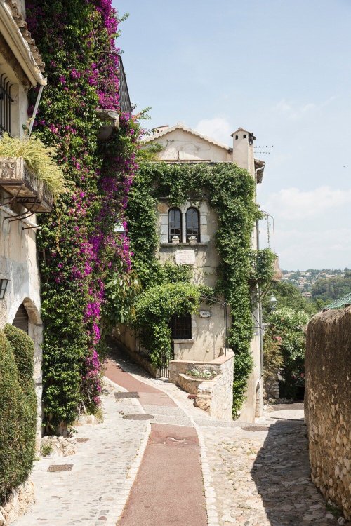 thenordroom:Provence Airbnb In A Poet’s 12th-Century Apartment - THE NORDROOM