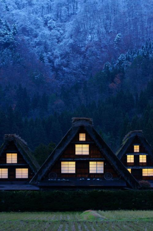 Shirakawa-go, Gifu, Japan.  Photography by カバ吉 on photohito. 