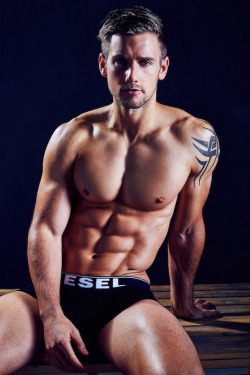 hunks4you:  Follow http://hunks4you.tumblr.com/ 