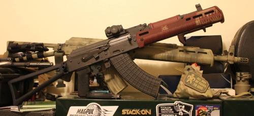 lookatmyguns:  Yep, that’s a midlength AK47 with a Zhukov-L handguard [1100x507]Source: http://imgur.com/vWVL4k6