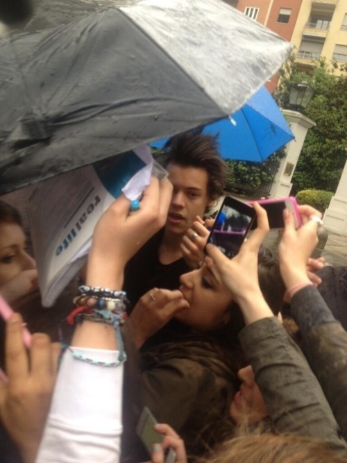  Someone took Harry’s hat off and he started saying “please give it back.” That’s why his hair was all crazy. 