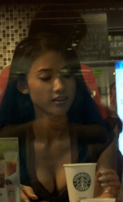 singapurachiobu:  asiavoyeur:  hot girl at starbucks  Dayum, I would love to fuck