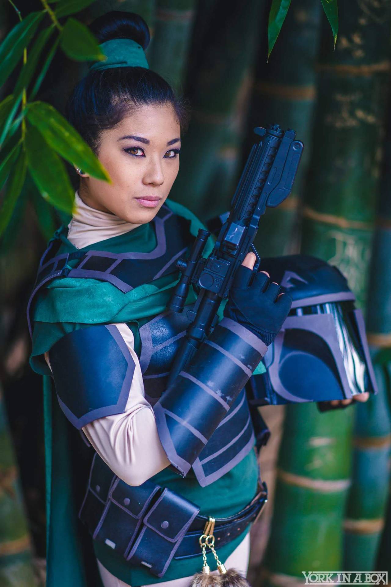 cosplayblog:  Fa Mulan (in Star Wars inspired armor) from Mulan / Star Wars   Cosplayer: