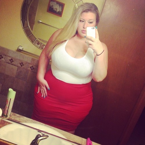 pearhub: #thick #wide hips #skirt #selfie #bbw