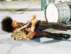 babeimgonnaleaveu: Jimi Hendrix performing