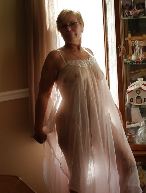 lickalicioushornymilfs:  More Sexy Naughty MILFs
